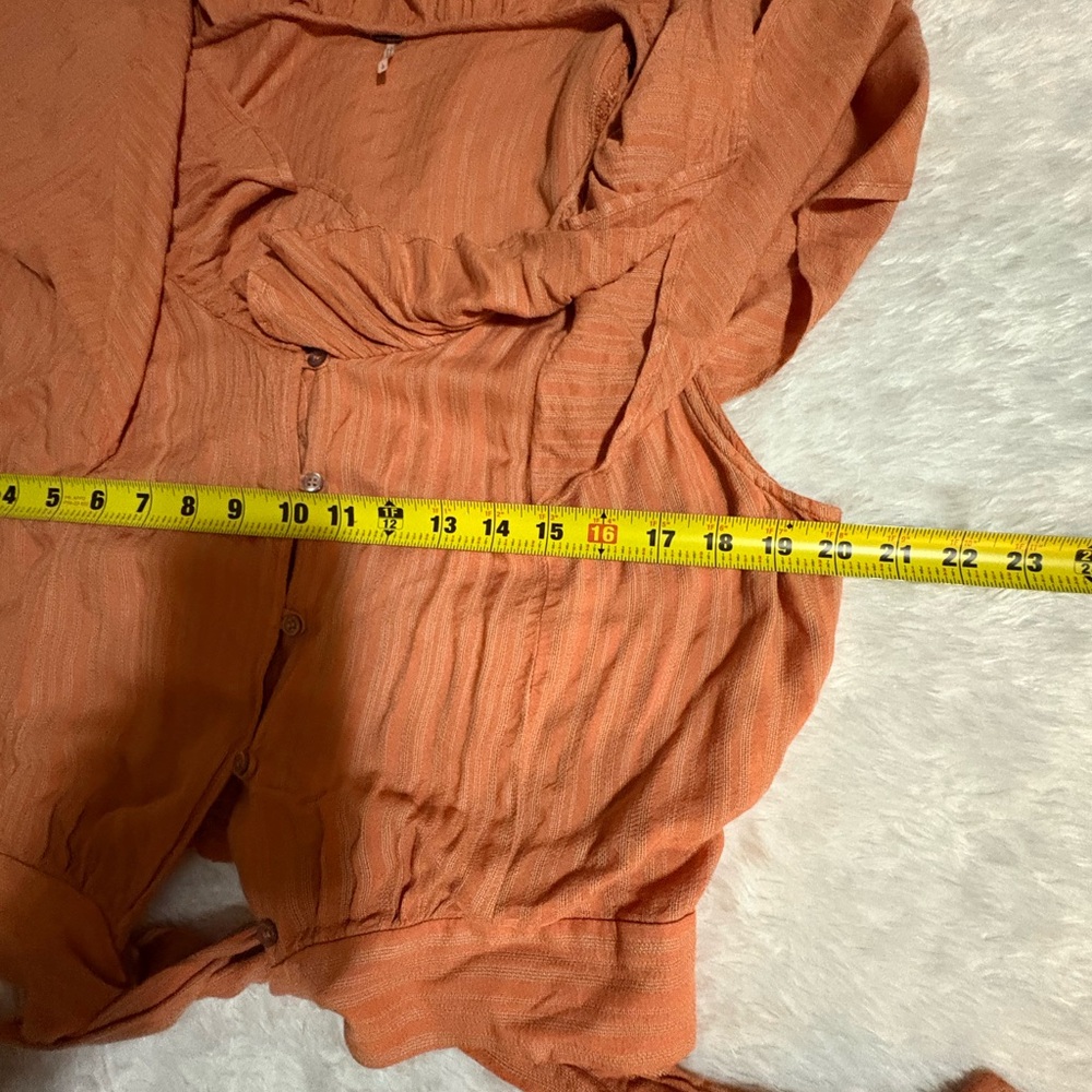 Free People "The Ramona tie-waist top cropped blouse Ruffle Neck
Peach Color L - Picture 8 of 9